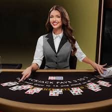 Studio live-dealer black togel menampilkan meja blackjack dan roulette dengan broadcast multikamera